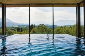 Pool mit Blick auf Salzburg