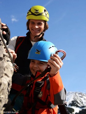 Kind am Klettersteig