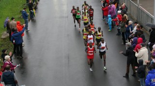 Die internationale Elite nähert sich dem Marathon-Rekord regelmäßig bis unter 10 Minuten.