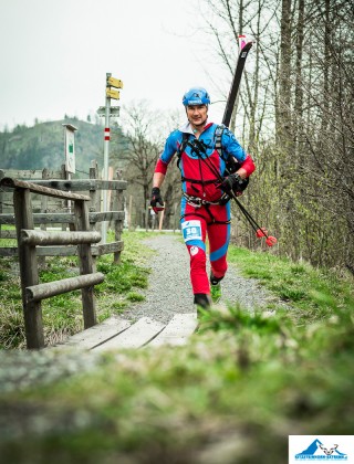 Die ersten Meter beim Dynafit Kitzsteinhorn Extreme überwinden die Teilnehmer zu Fuß.
