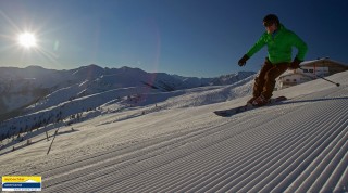 Schifahrer können Materialtests bei Skigebiet-Openings durchführen.