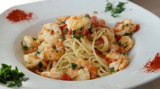 Spaghetti mit Shrimps in Teller