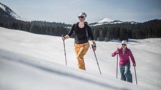 Skitourengehen-Frau-und-Kind