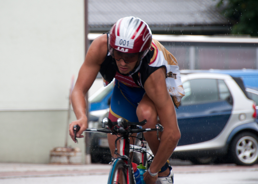 Triathlon Teilnehmer in der Anfahrt zur Wechselzone