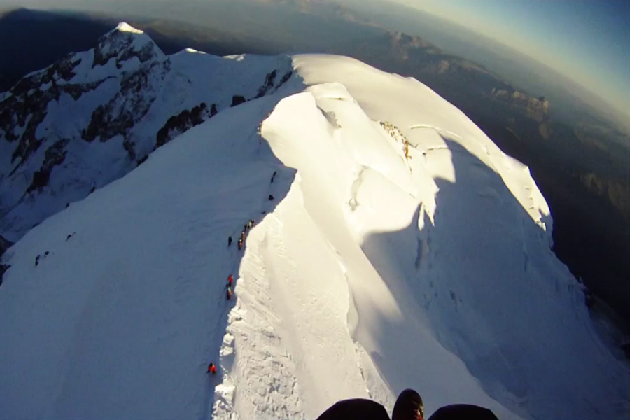 Speedflying vom Mont Blanc bedeutet, über Grat und Menschenkarawanen zu "pfeifen"