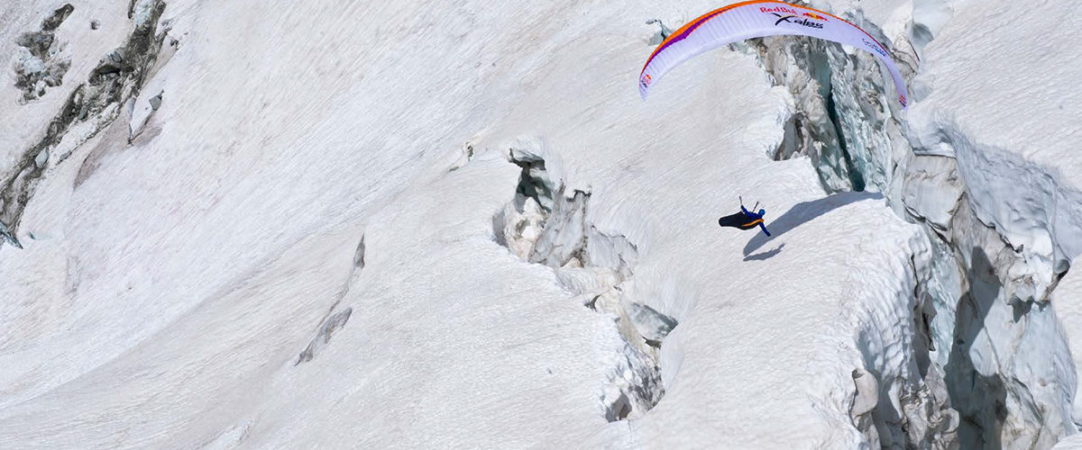 Paragleiter in den Alpen X-Alps