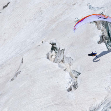 Paragleiter in den Alpen X-Alps