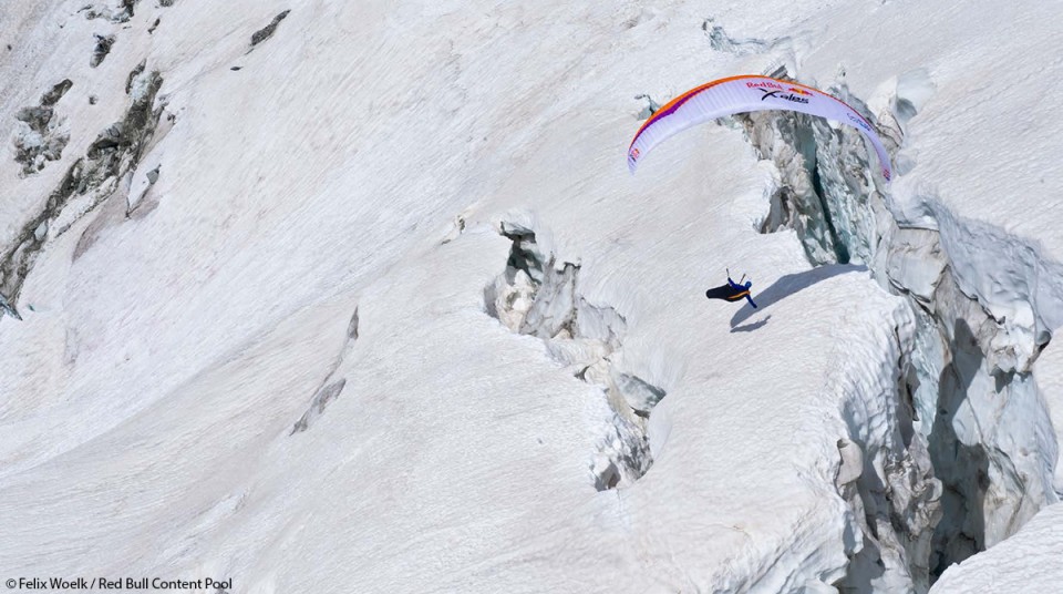 Paragleiter in den Alpen X-Alps