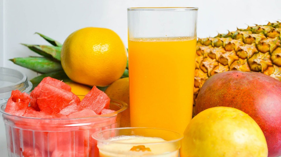 Fruchtsaft in Glas mit Obst