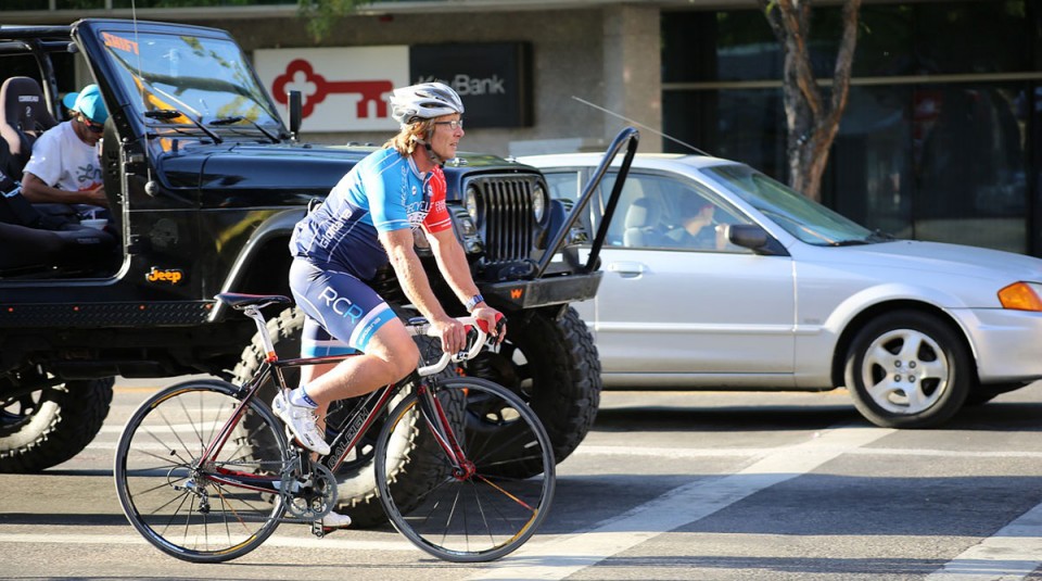 Rennradfahrer-im-Strassenverkehr