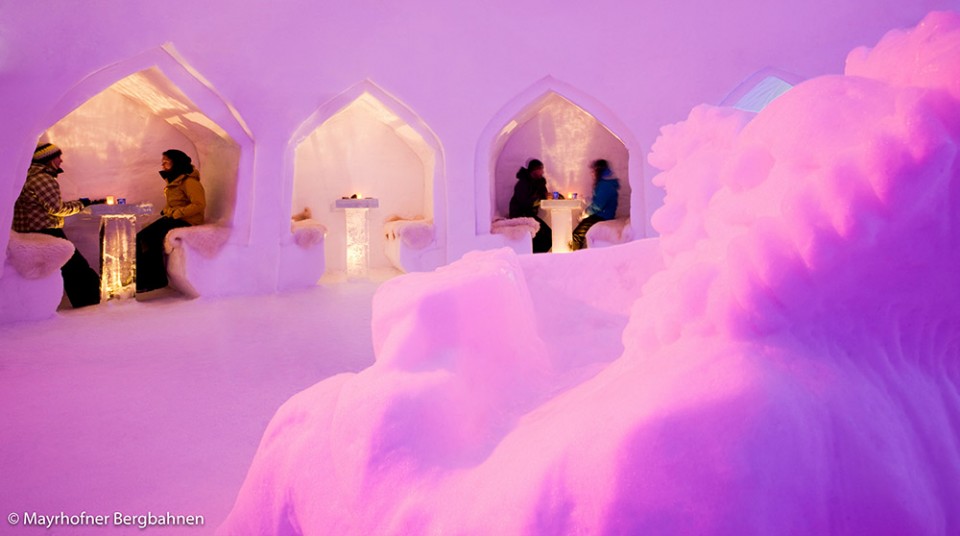 Romantisches Abendessen im Iglu Hotel