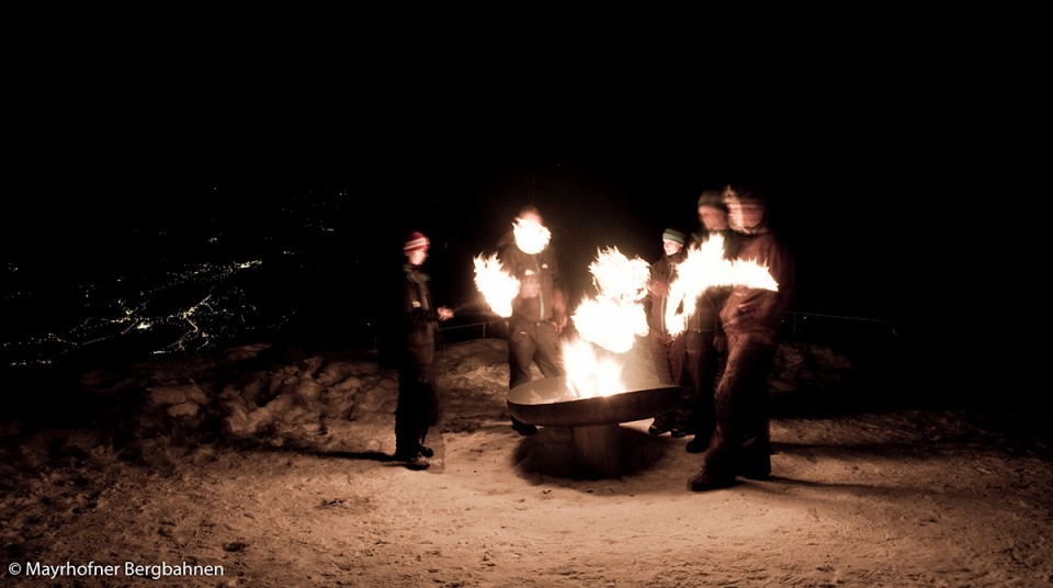 Romantisches Lagerfeuer am Ahorn