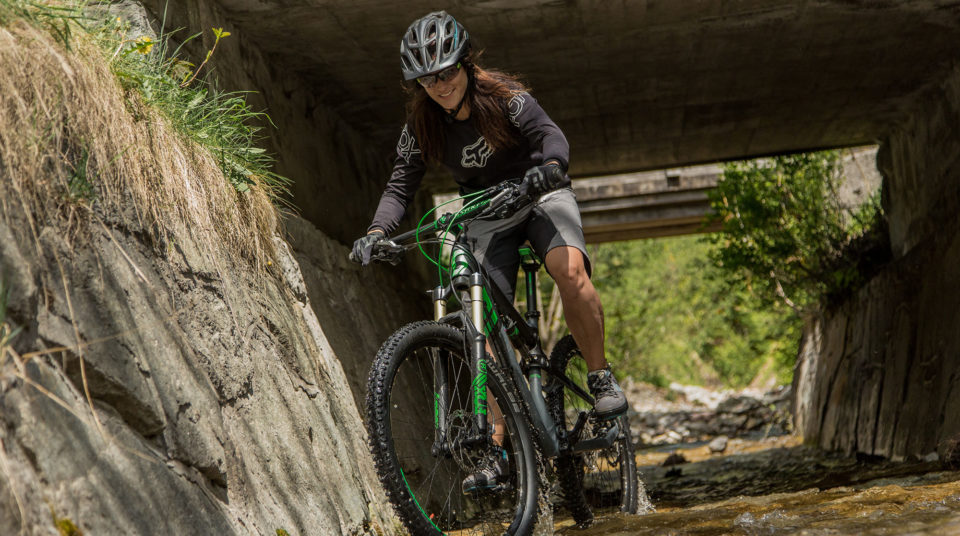 adidas-eyewear-biken-frauen