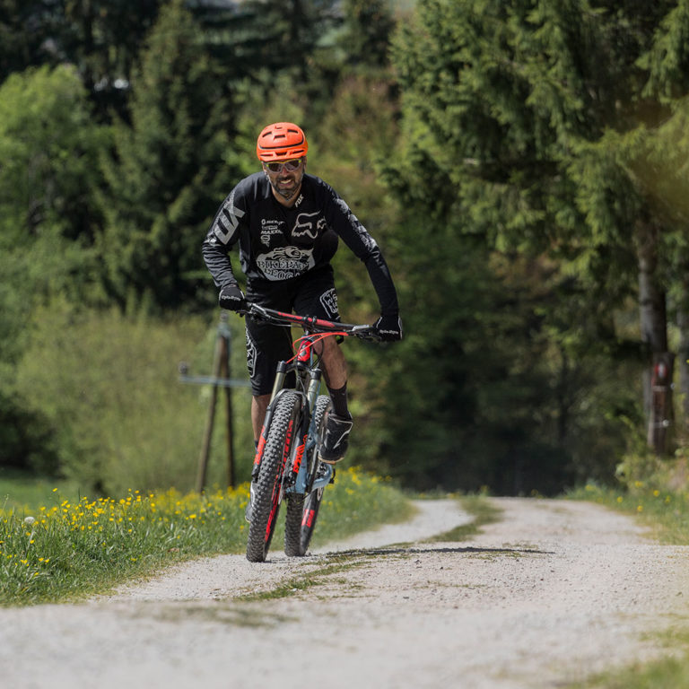 bergauffahren-mountainbike-saalfelden-leogang