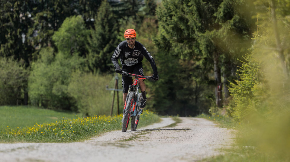 bergauffahren-mountainbike-saalfelden-leogang