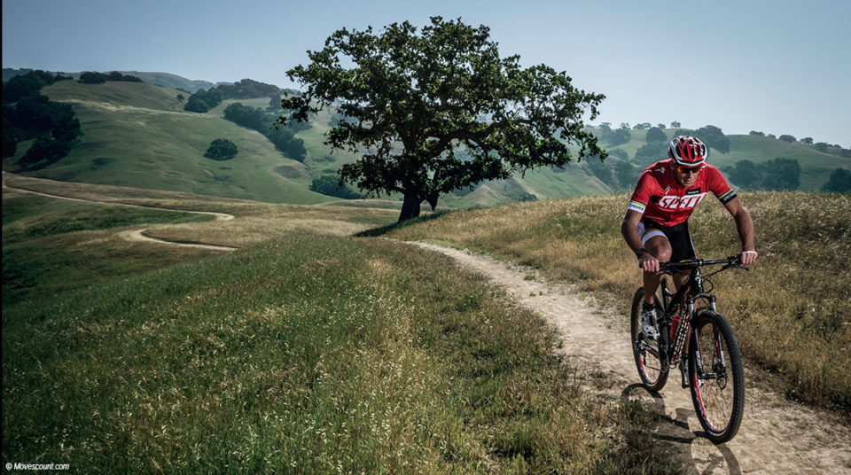 mountainbiker mit suunto uhr