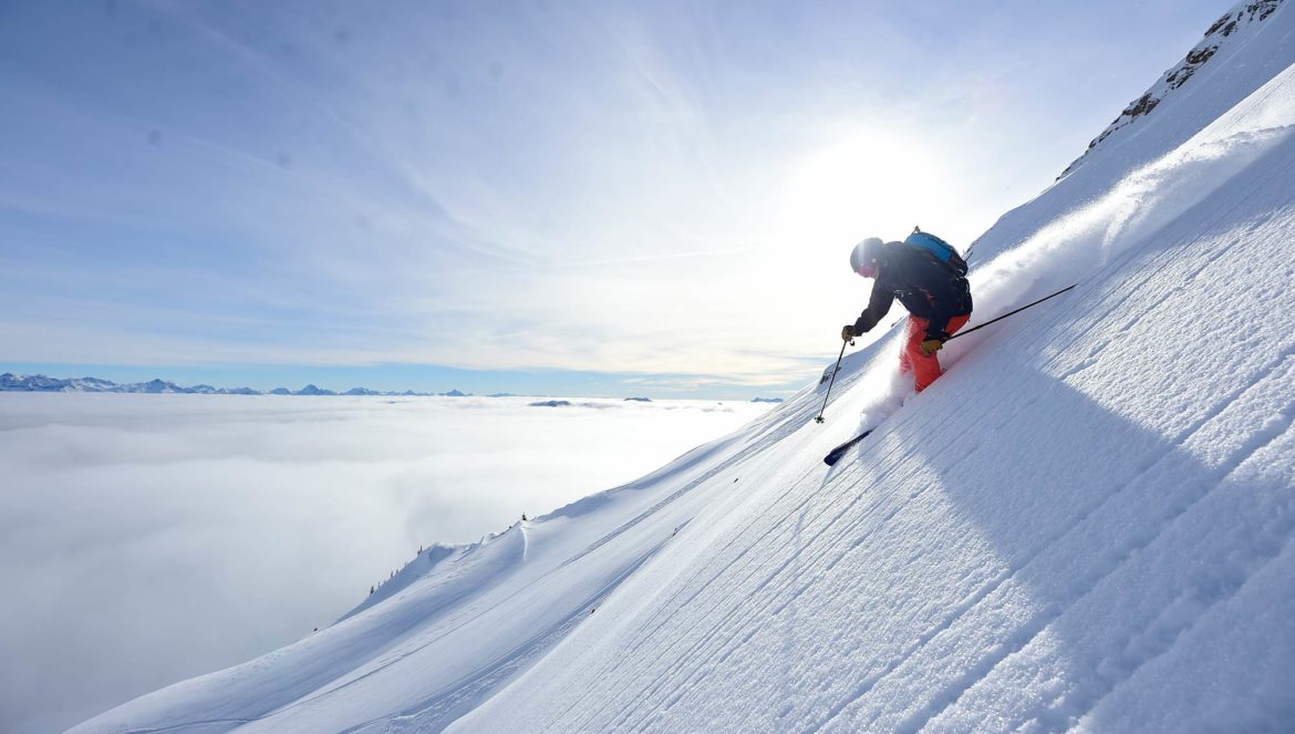 Salomon-Skifahrer-mit-Helm