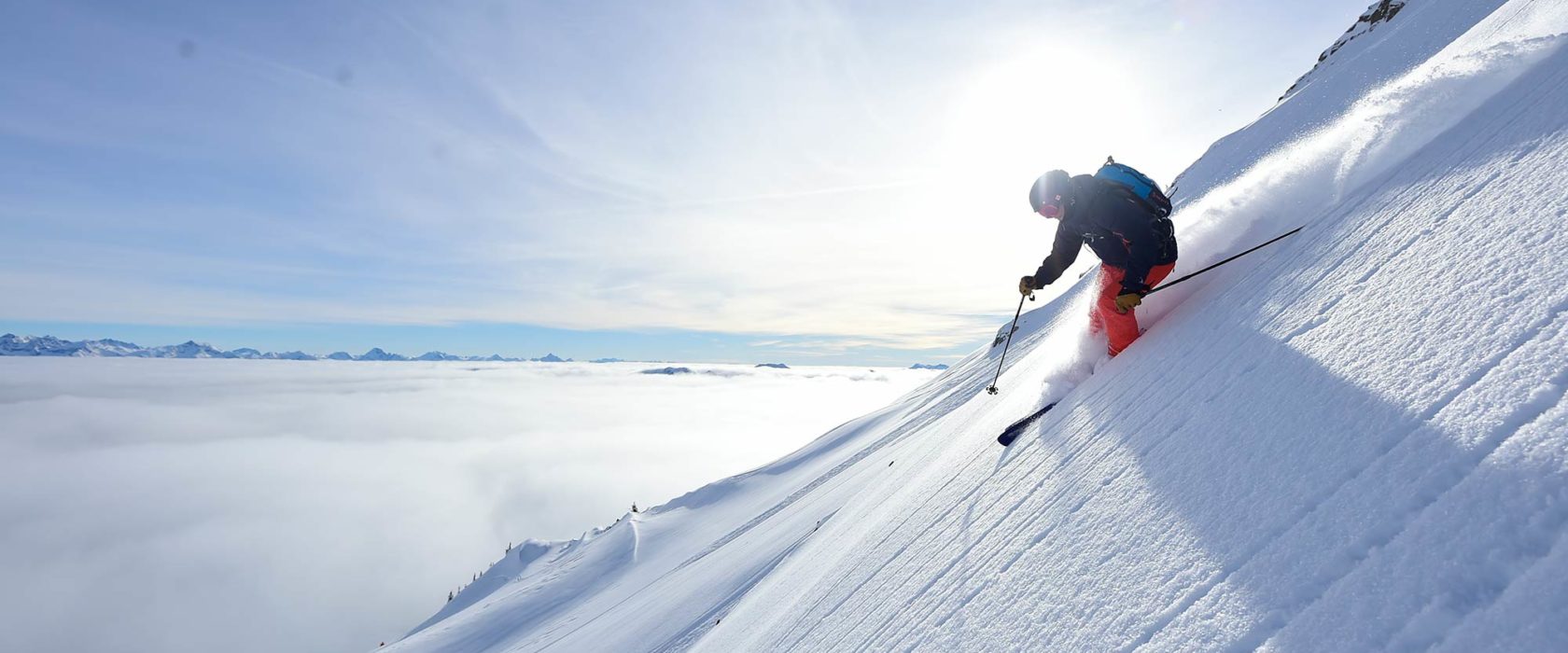 Salomon-Skifahrer-mit-Helm