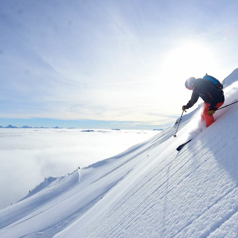 Salomon-Skifahrer-mit-Helm