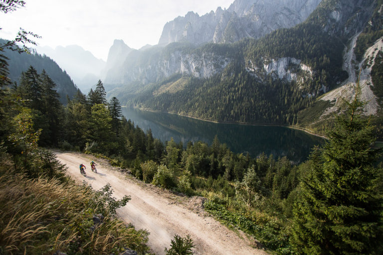 Biken am Gosausee im Salzkammergut in Oberösterreich.