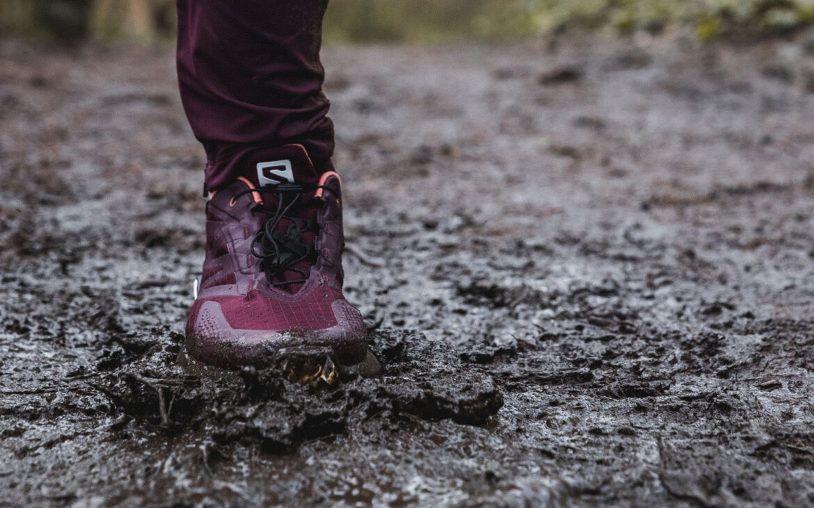 Trailrunningschuh-im-Matsch