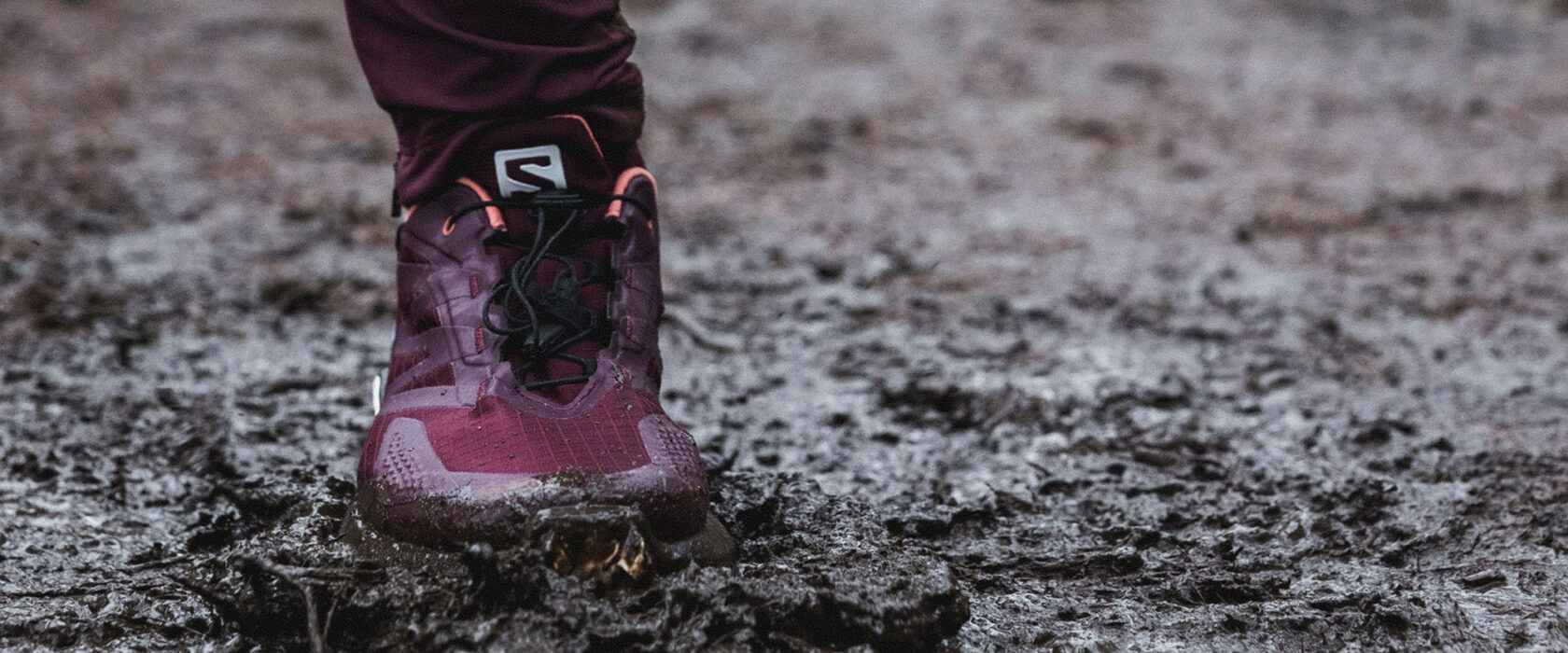 Trailrunningschuh-im-Matsch