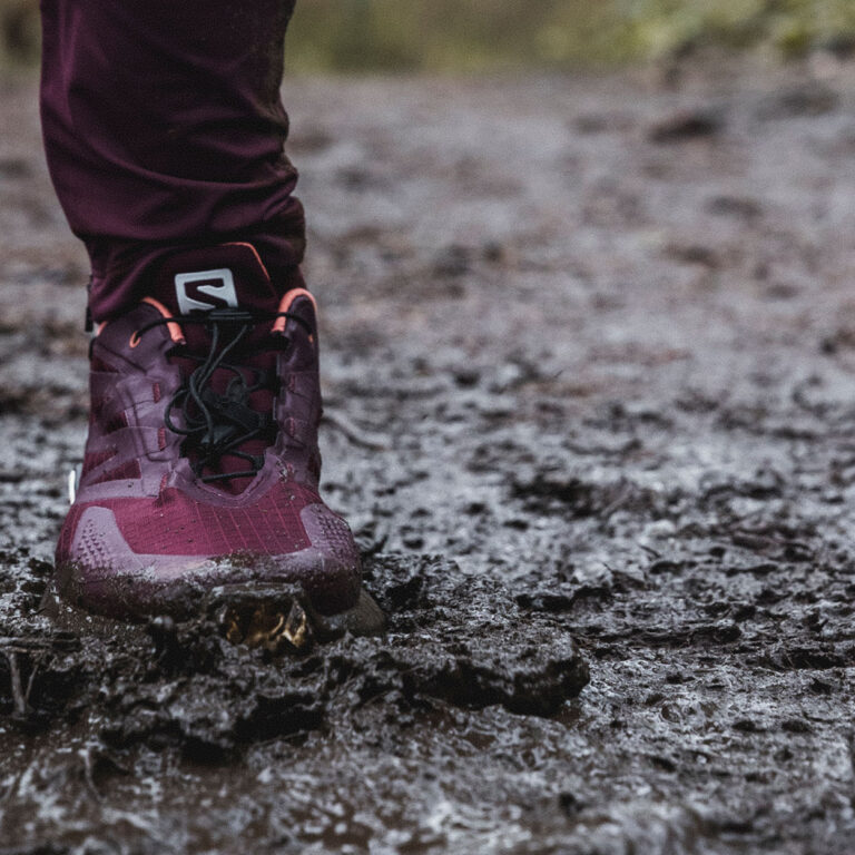 Trailrunningschuh-im-Matsch