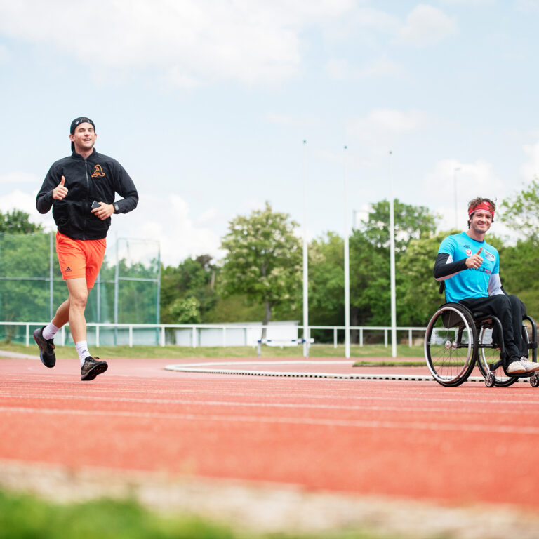 Reg run. Run for Life благотворительный забег. Run for Life благотворительный забег медаль Сова. Забег благотворительный англ. The Front Runner 2018.