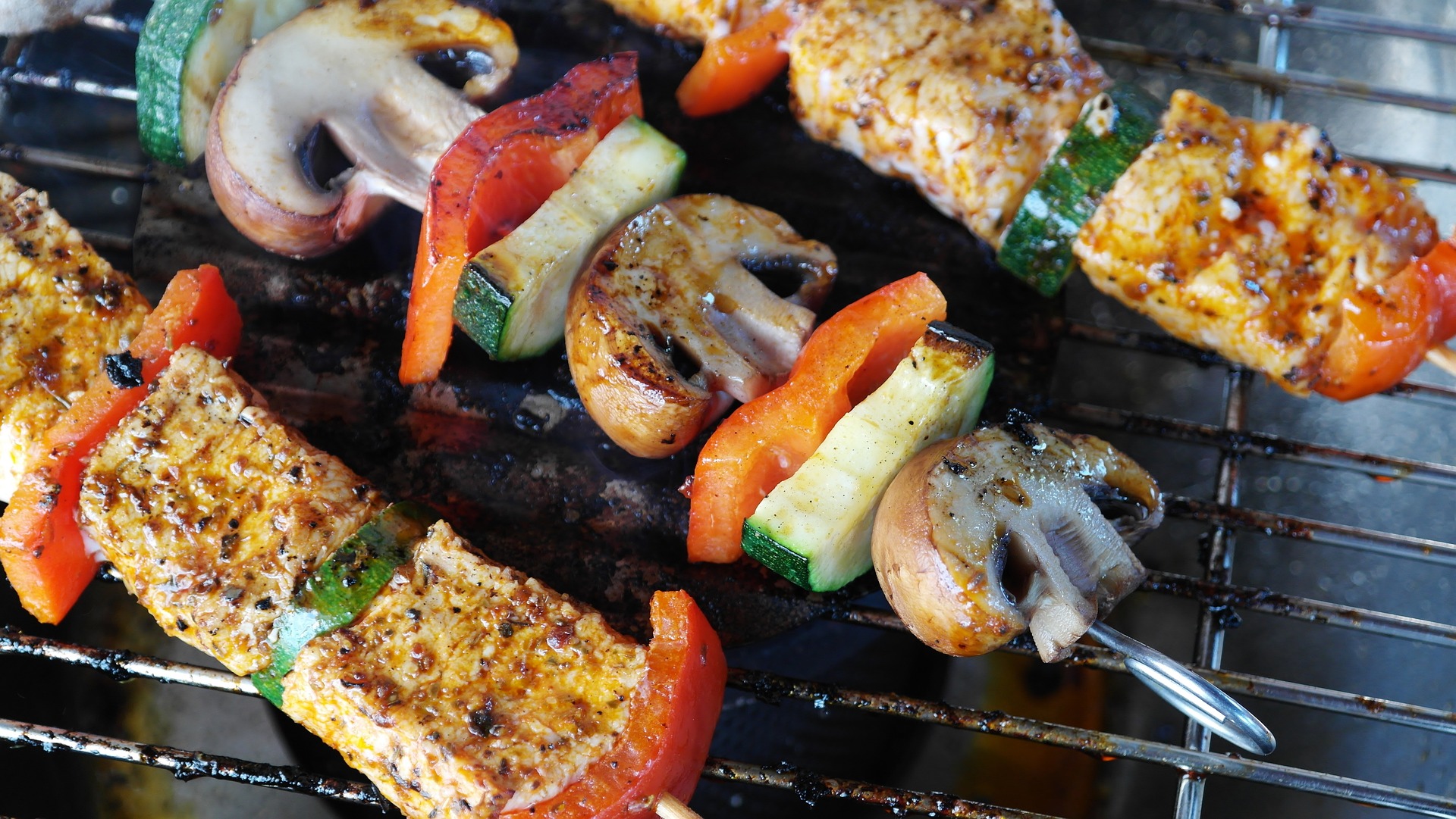 Fleisch-Gemüse Spieße auf Grill