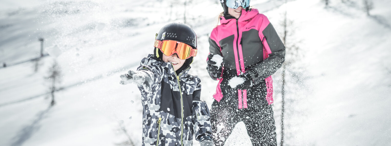 Schneeballschlacht im Skigebiet Hinterstoder in der Urlaubsregion Pyhrn-Priel.